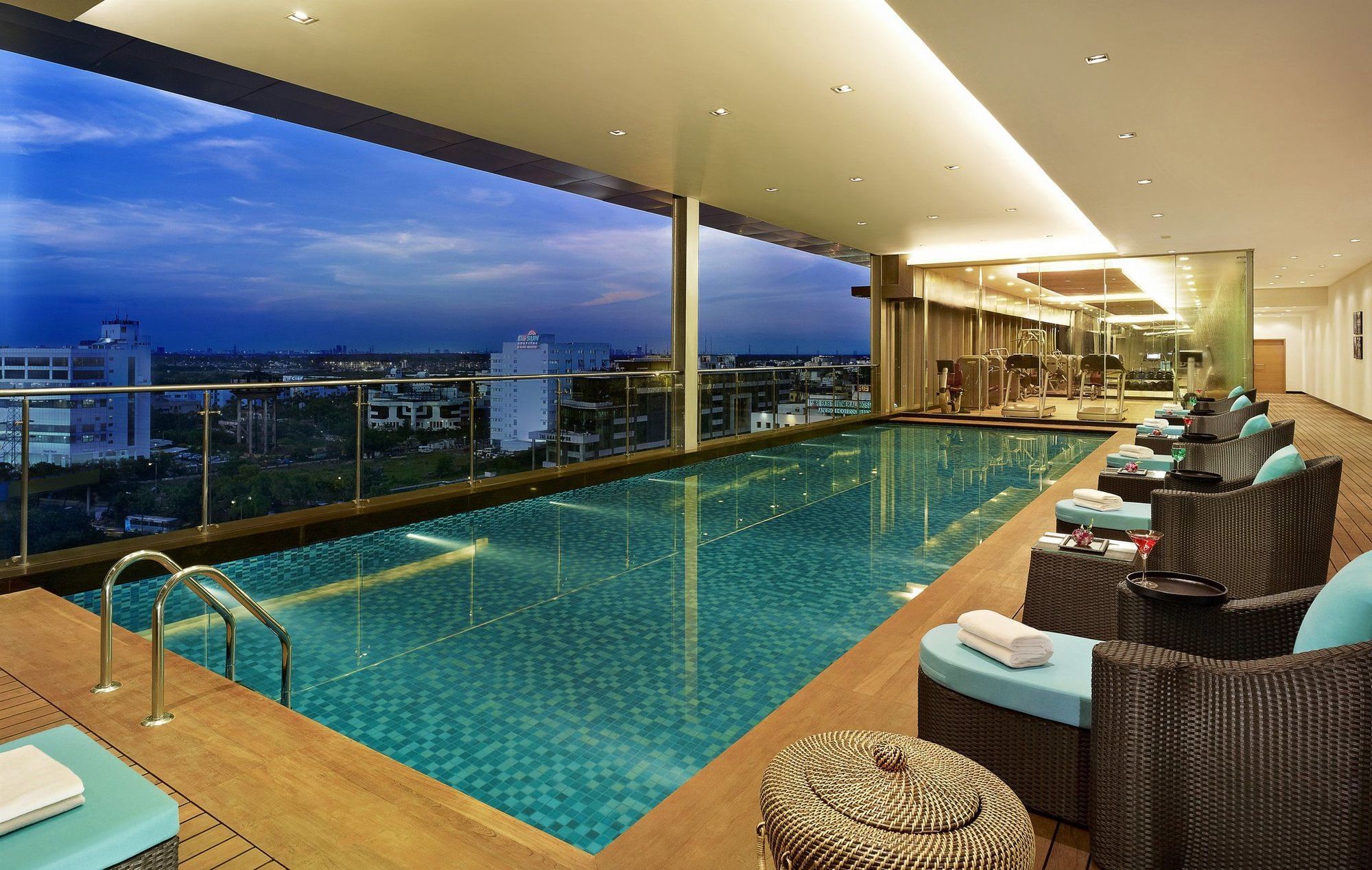 Vivanta Kolkata Em Bypass Съоръжения снимка The pool at the hotel
